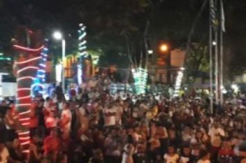 Foto - Réveillon em Sarapuí reuni mais de 3 mil pessoas na Praça das Bandeiras.