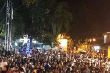 Foto - Réveillon em Sarapuí reuni mais de 3 mil pessoas na Praça das Bandeiras.