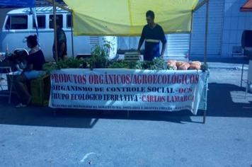 Feira Livre de produtos agrícolas e artesanatos na Praça das Bandeiras.