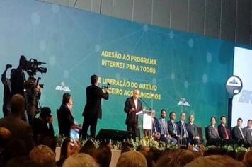 Em Brasília, Prefeito assina termo de adesão ao Programa “Internet para todos”