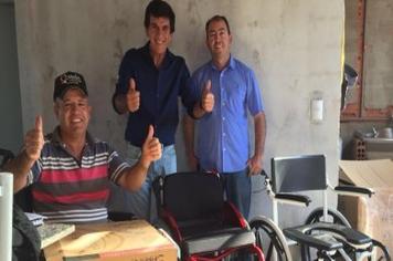 Prefeito entrega 2 cadeiras de rodas ao Sarapuiano Gentil, através de Ação Social