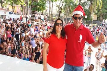 Festa de Natal reúne centenas de crianças na Praça das Bandeiras