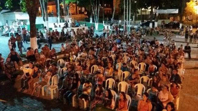 Projeto ” Cinema na Praça” reúne centenas de pessoas no centro da cidade